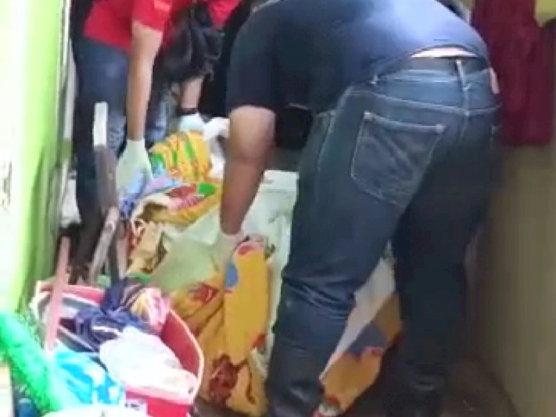 Jenazah Wiwin dievakuasi petugas.