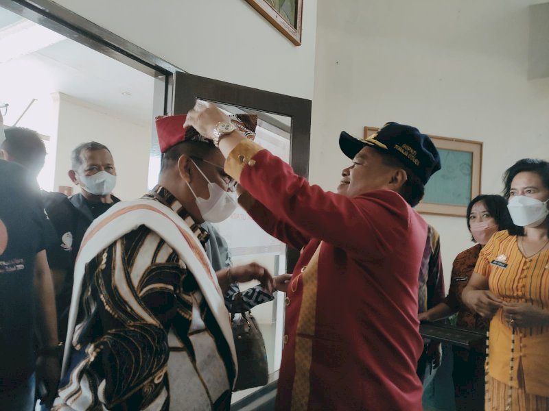Bupati Torut Yohanis Bassang menyambut Kepala DPK Provinsi Sulawesi Selatan Moh Hasan Sijaya bersama rombongan di Torut, Kamis 11 November 2021.