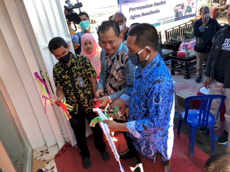 Zulfan Adam, Pemimpin Wilayah Pegadaian Kanwil VI Makassar meresmikan Outlet Agen pertama di Makassar.