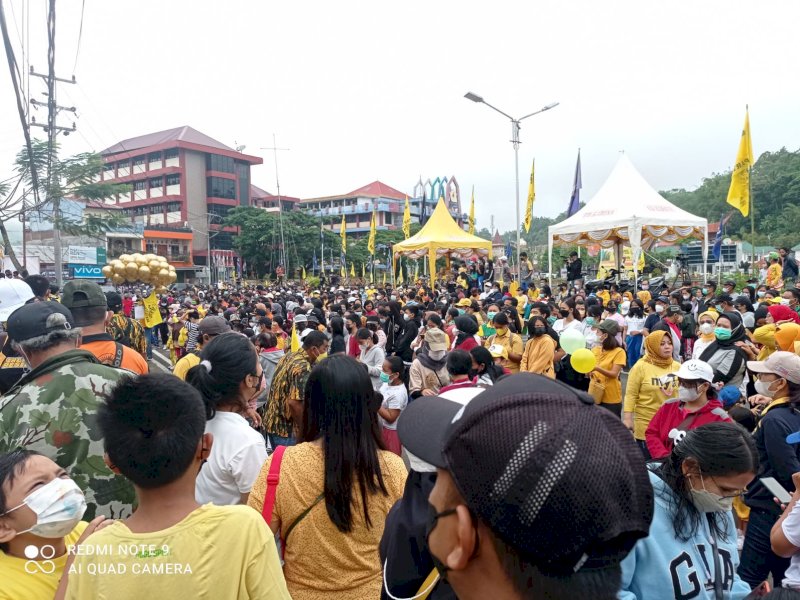 Acara jalan santai HUT Golkar yang menimbulkan kerumunan.