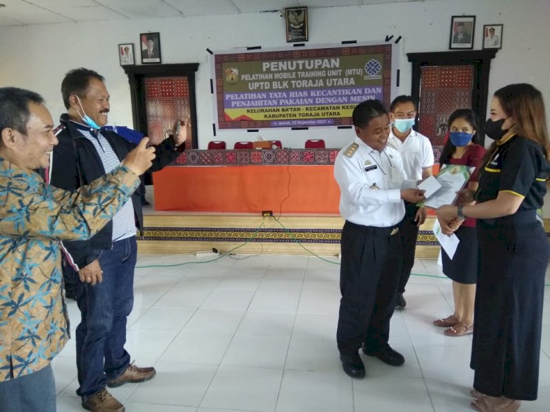 Bupati Toraja Utara Yohanis Bassang (Ombas) menutup Pelatihan Mobile Training Unit (MTU) UPTD BLK Toraja Utara, Jumat (12/11/2021). 