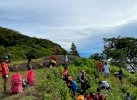Uniknya HUT Run Toraja: Ada Plogging, Lari Sambil Pungut Sampah di Gunung Sesean 