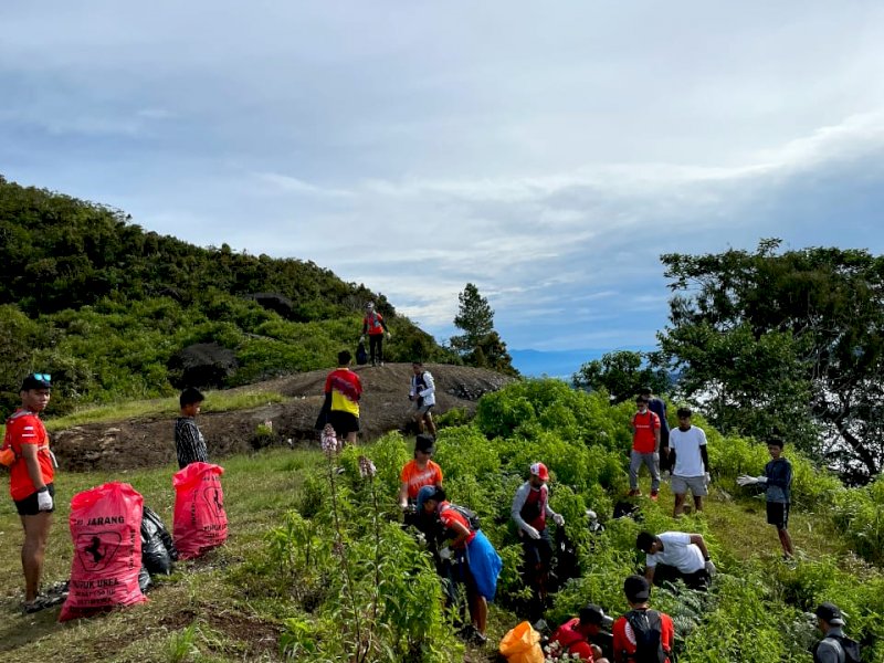 Plogging yang dilakukan Runtoraja di Gunung Sesean.