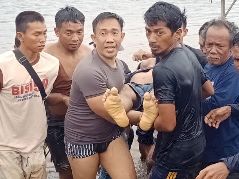 Mayat korban berhasil dievakuasi warga dari dasar sungai.