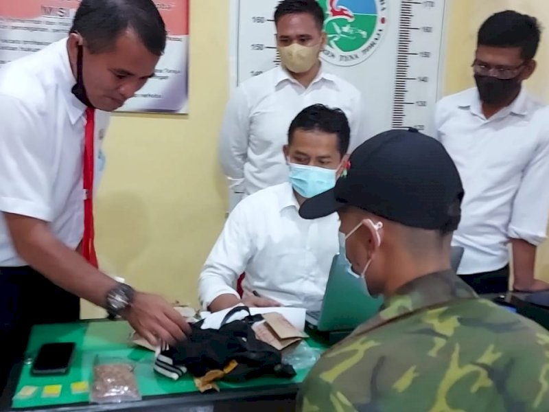 Polres Tator mengamankan NN usai menerima paket narkoba.