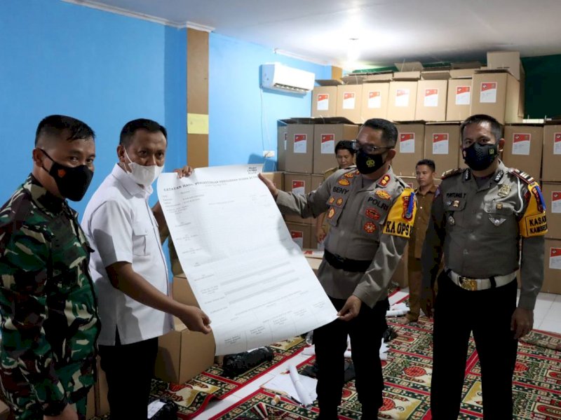 Bupati Takalar Syamsari Kitta, Dandim 1426 Takalar Letkol Czi. Catur Witanto, Kapolres Takalar AKBP Beny Murjayanto melakukan pengecekan logistik pilkades. (Foto: Ist)