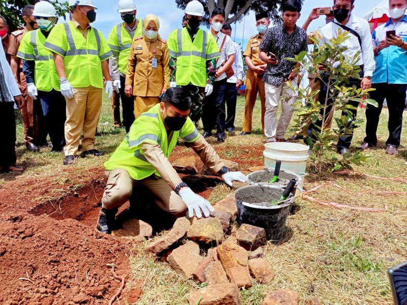 Bupati Gowa, Adnan Purichta Ichsan melakukan peletakan batu pertama industri pengolahan susu. (Foto: Elien Marlina)