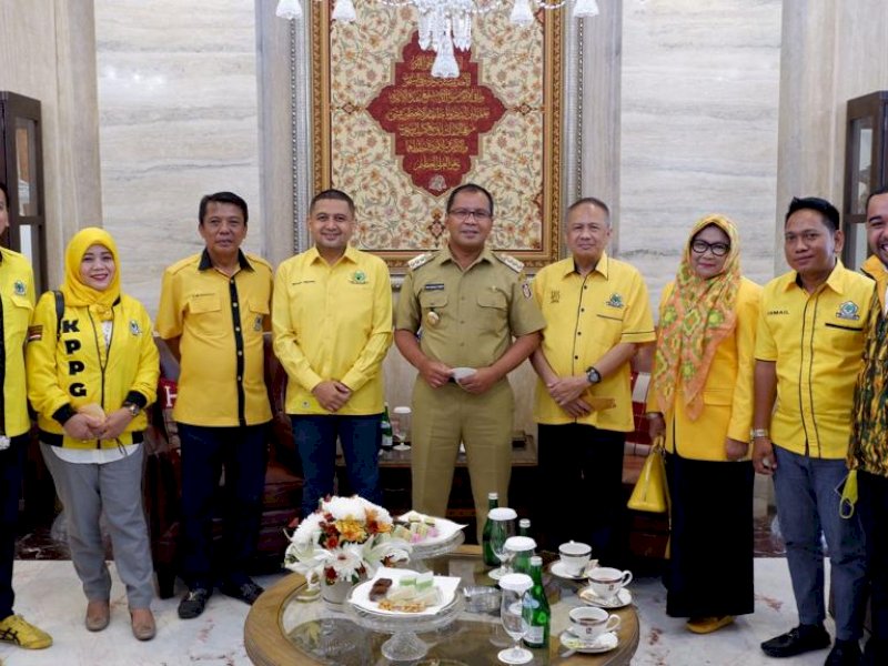 Wali Kota Makassar Moh Ramdhan Pomanto bersama pengurus Partai Golkar Makassar. (Foto: Ist)