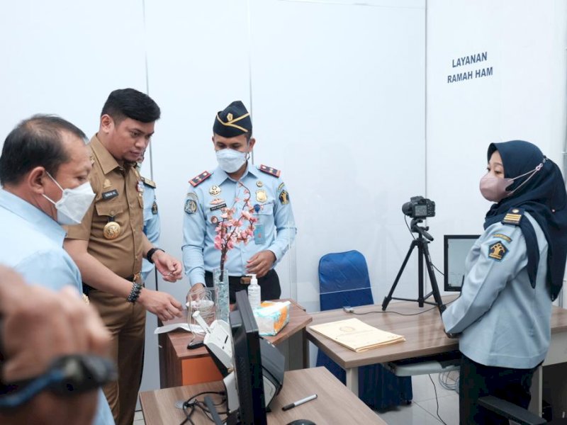 Bupati Gowa, Adnan Purichta Ichsan meresmikan melihat fasilitas kantor ULP Imigrasi di Gowa. (Foto: Ist)