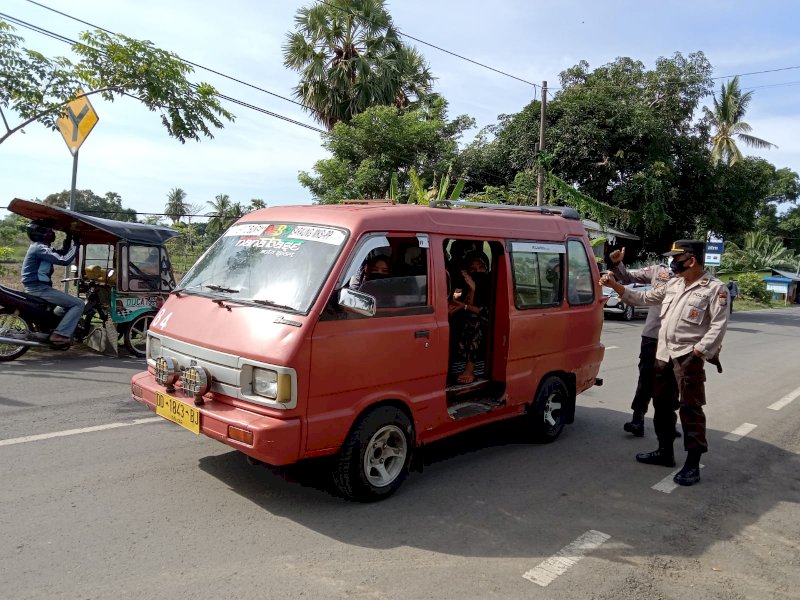 Kenaikan tarif angkot memicu protes warga.