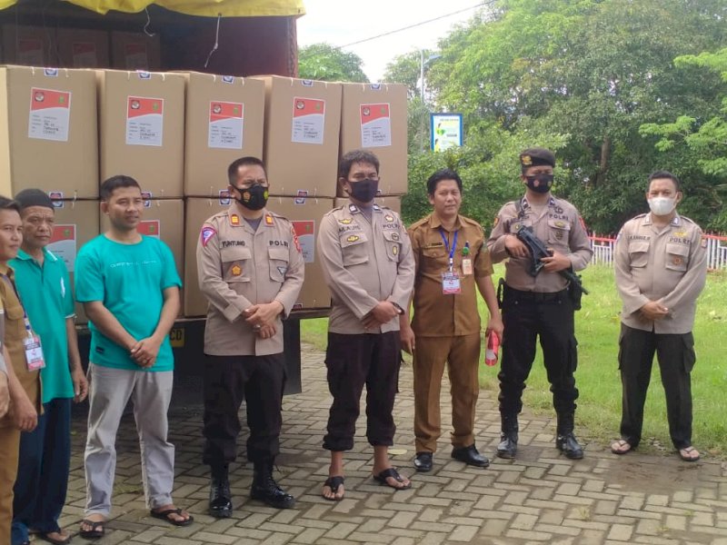Polisi mengawal distribusi kotak suara Pilkades Takalar.