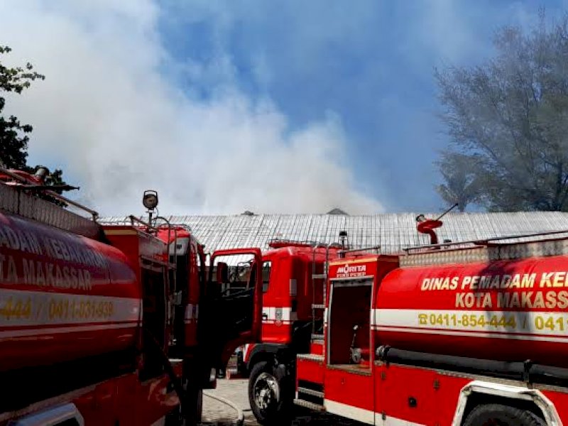 Mobil pemadam yang siaga 24 jam untuk mengantisipasi kebakaran.