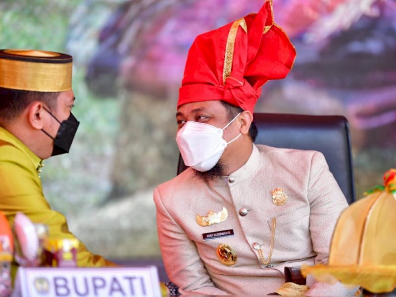 Kemesraan Plt Gubernur Sulsel Sudirman Sulaiman dengan Bupati Gowa Adnan Purichta.