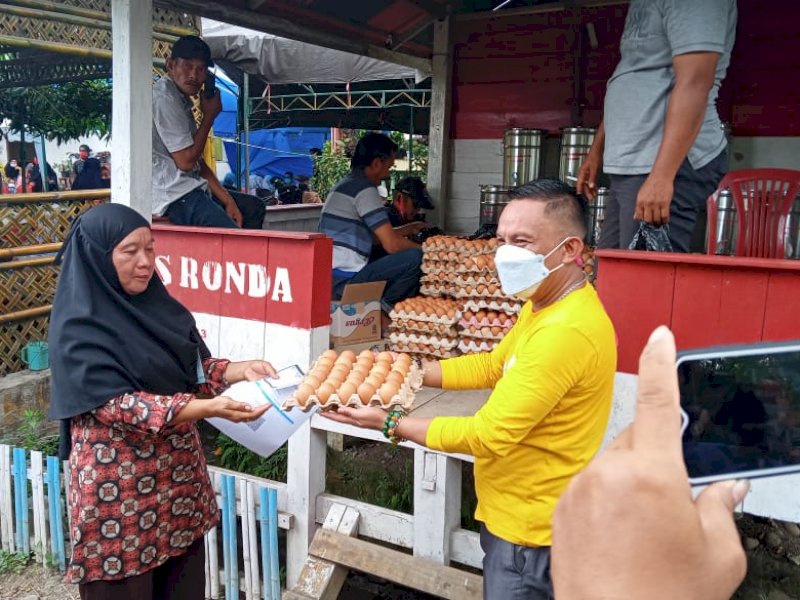 Usai divaksin warga mendapatkan hadiah satu rak telur.