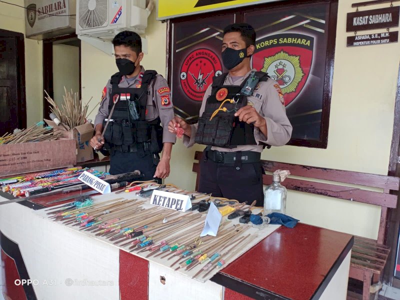 Polres Pelabuhan Makassar menunjukkan ratusan anak panah hasil sitaan perang kelompok.