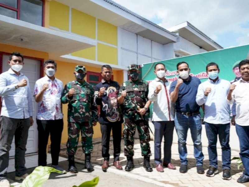 Pangdam Hasanuddin serahkan satu unit rumah kepada prajurit berprestasi Pelda Dufri Masihor. (Foto: Ist)