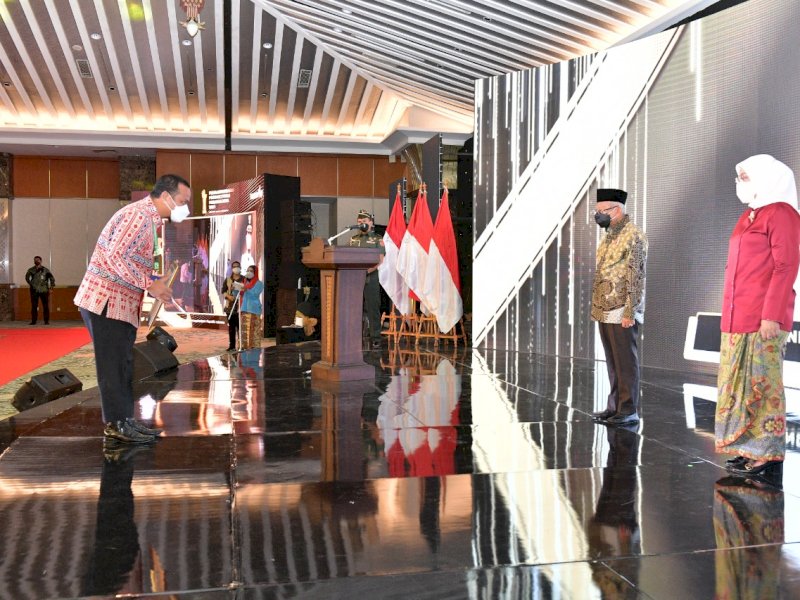 Plt Gubernur Sulsel Andi Sudirman Sulaiman, menerima penghargaan pada Penganugerahan Produktivitas Paramakarya 2021, di Grand Sahid Hotel Jakarta, Kamis (18/11/2021).