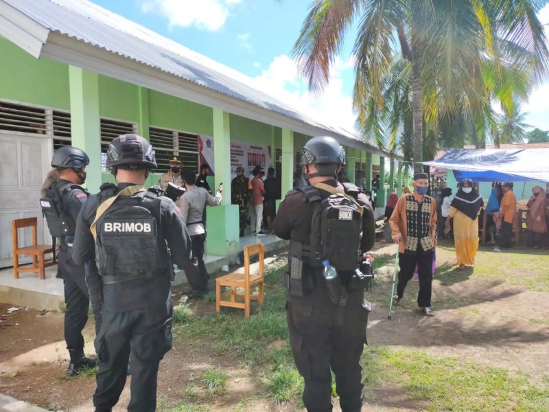 Brimob melaksanakan patroli mobile memantau proses jalannya pemungutan suara.