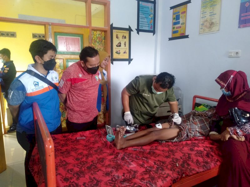 Puluhan anak-anak di Bantaeng disunat gratis di Klinik Kesehatan Keluarga Az-Zahra, Bantaeng, Kamis (18/11/2021)