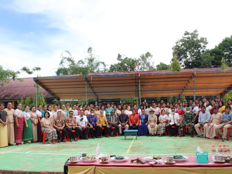 Bupati Toraja Utara Yohanis Bassang mengunjungi tim paduan suara di Kecamatan Balusu, Kamis (18/11/2021). 