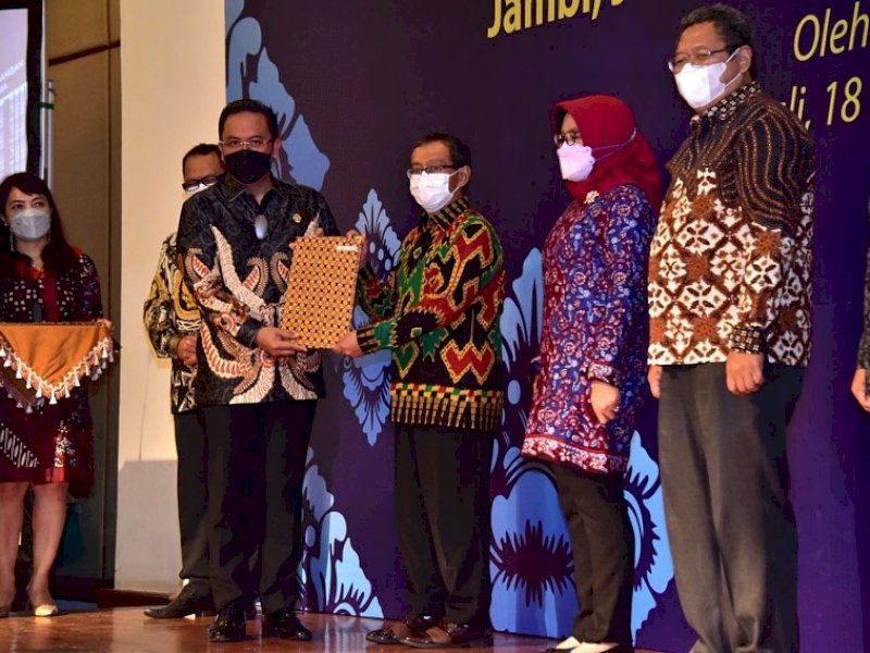 Kepala Perwakilan BPK Provinsi Bali, Wahyu Priono, mengenakan  batik Rongkong, pada Peresmian Investigative Audit Task Force (IATF), di Bali, Kamis (18/11/2021).