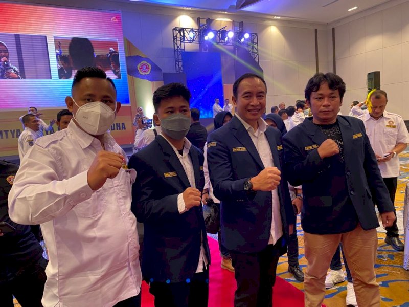 Ketua Umum Nasional Karang Taruna, Didik Mukrianto bersama Fhireno Bassang didampingi Gusti Palumpun (kiri) dan Jepri Tulak (kanan).