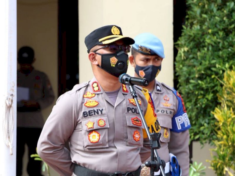 Kapolres Takalar AKBP Beny Murjayanto memimpin apel pagi tadi.