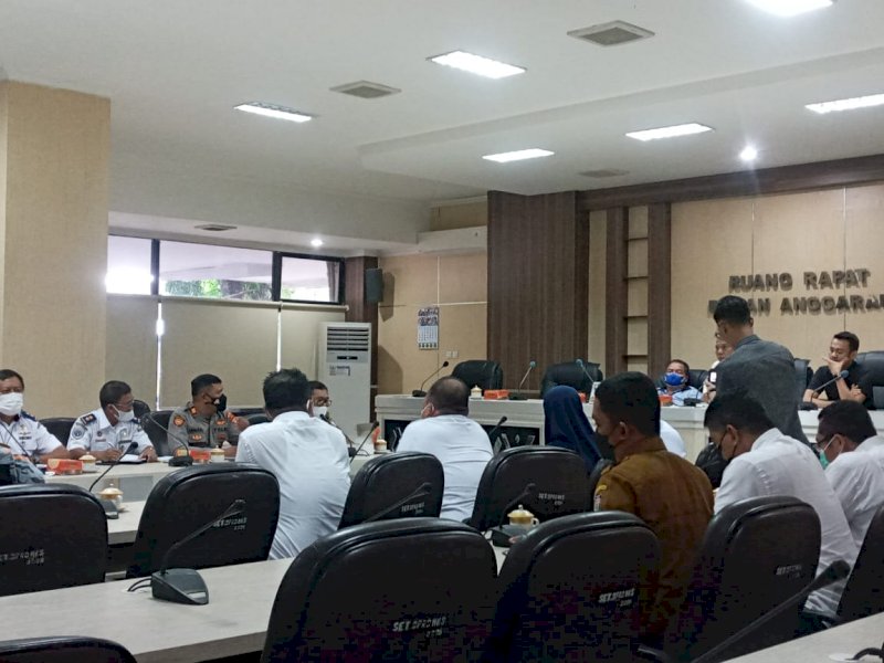 RDP DPRD Makassar membahas nasib pedagang asongan.