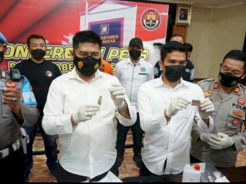 Polisi memperlihatkan narkoba jenis baru yang siap diedarkan di Makassar.