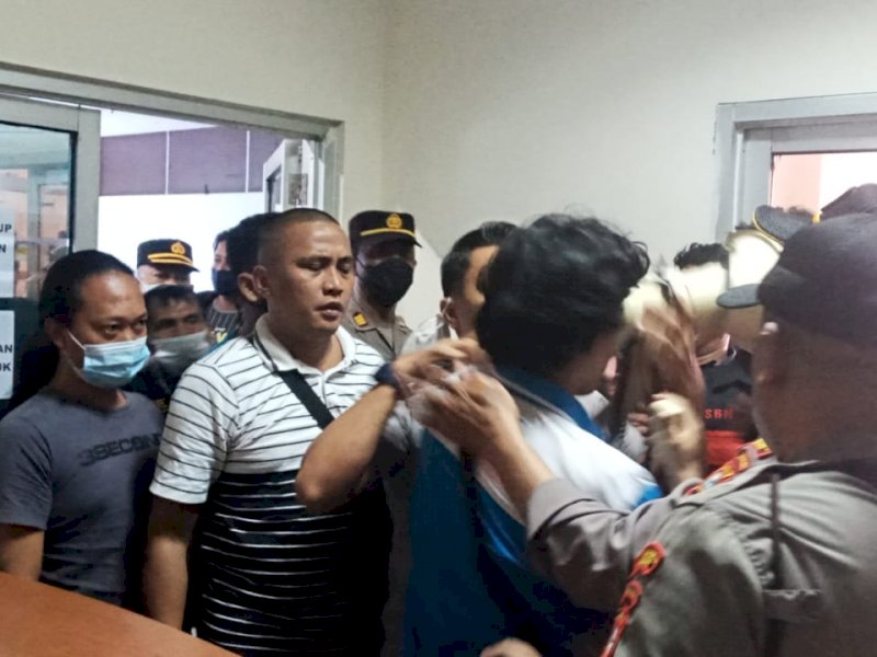 Demo buruh menolak UMK di Makassar diwarnai kericuhan.