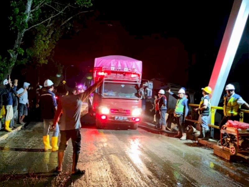 Jembatan Miring, Palopo yang mulai dioperasikan kembali dini hari tadi.