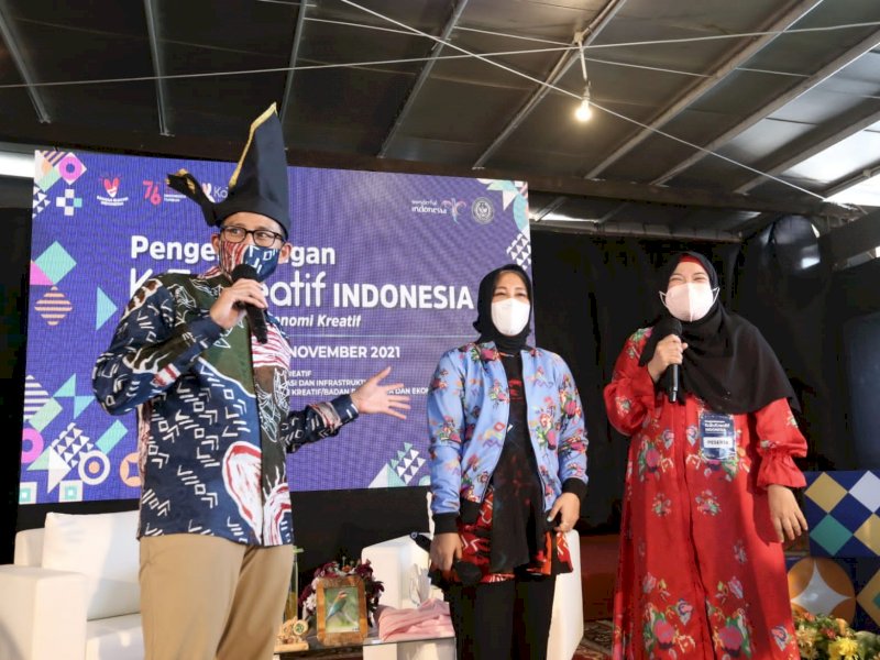 Menteri Pariwisata dan Ekonomi Kreatif Sandiaga Salahudin Uno menghadiri acara workshop di Cafe Ombak Jalan Ujung Pandang, Makassar, Selasa (23/11/2021). 