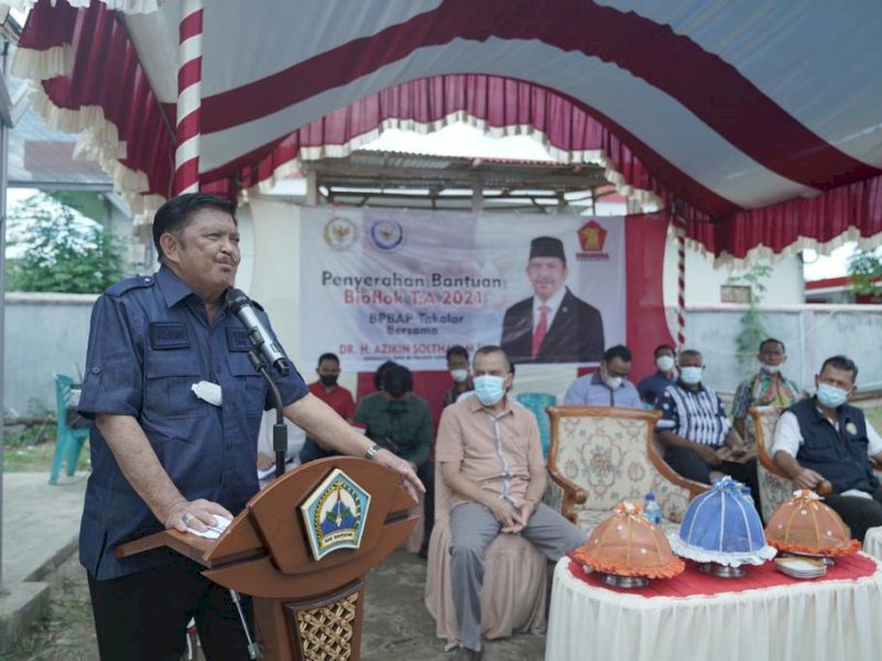 Anggota Komisi IV DPR RI, Azikin Solthan memberikan bantuan ratusan benih ikan air untuk nelayan di Bantaeng, Sabtu 28 November 2021.