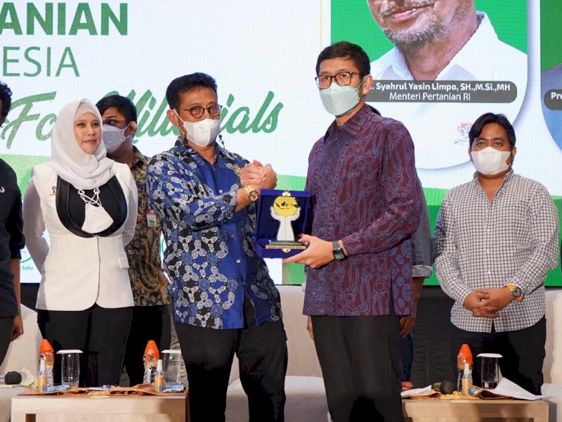 Mentan Syahrul Yasin Limpo salam komando dengan Ketua Hipmi Sulsel A Rahmat Manggabarani. (Foto: Elien Marlina)