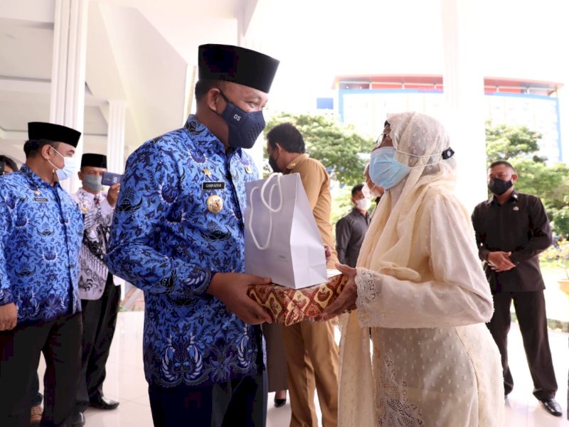 Bupati Bantaeng Ilham Azikin memberikan bingkisan kepada gurunya sewaktu SD. (Foto: Ist)