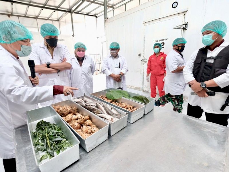 Bupati Gowa Adnan Purichta Ichsan meninjau pabrik obat tradisional milik PT Royal Medicalink Pharmalab.(Foto: Ist)