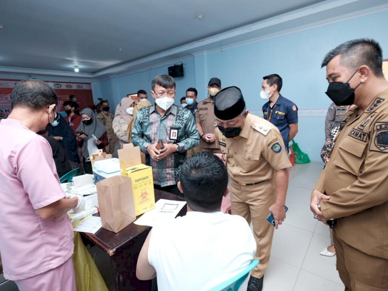 Wabup Gowa Abd Rauf Malaganni bersama Kepala Kantor OJK Regional VI Sulampua, Moh Nurdin Subandi memantau vaksinasi covid-19. (Foto: Ist)
