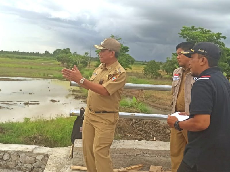 Bupati Wajo, Amran Mahmud, turun langsung meninjau proyek jalan, Selasa (30/11/2021).