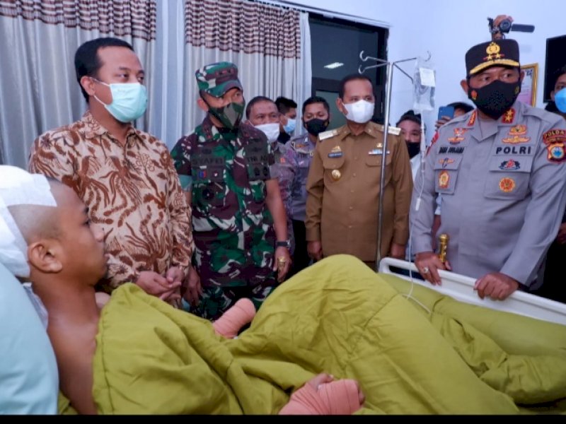 Kapolda Sulsel Irjen Pol Nana Sudjana menjenguk korban penyerangan asrama mahasiswa. (Foto: Ist)