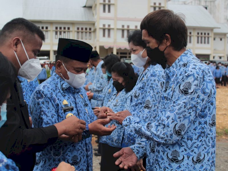 Bupati Torut Yohanis Bassang memberikan cincin emas pada ASN yang memasuki masa purna bakti. (Foto: Ist)