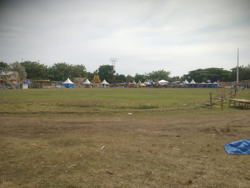 Lapak pasar malam di stadion Turatea dibongkar. (Foto: Ist)