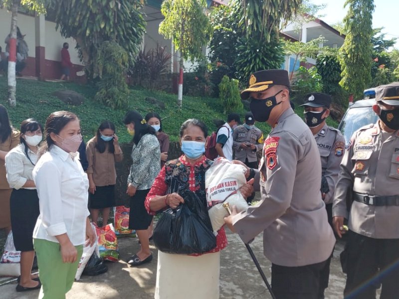 Kapolres Tator AKBP Sarly Sollu, membagikan sembako sebanyak 52 paket kepada TKD. (Foto: Ist)