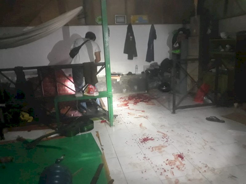 Suasana Sekretariat Mahasiswa UIM Makassar usai diserang puluhan pria bersenjata tajam. (Foto: Ist).