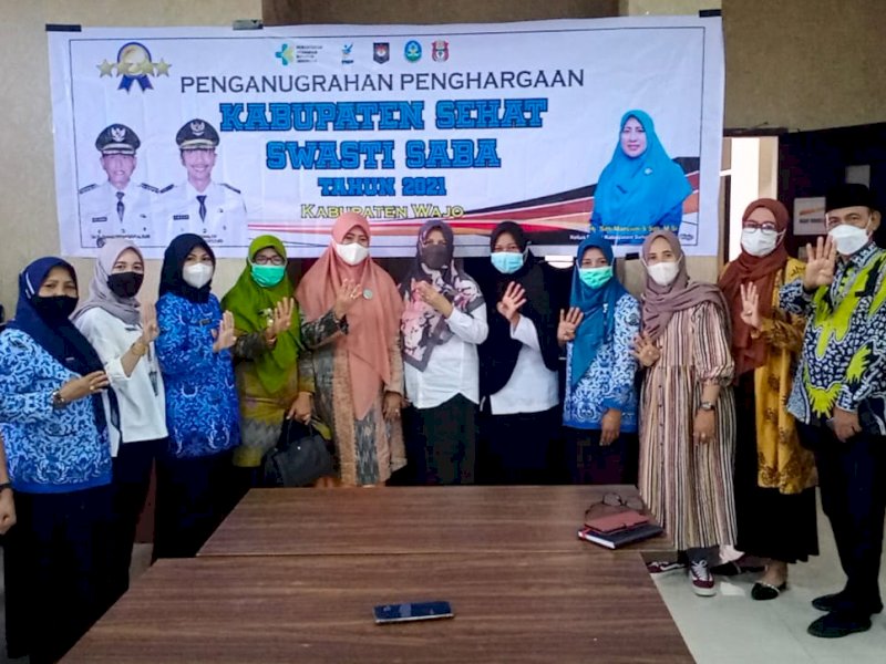 Ketua Forum Kabupaten Sehat (FKS) Wajo, Sitti Maryam foto bersama pengurus FKS. (Foto: Ist)