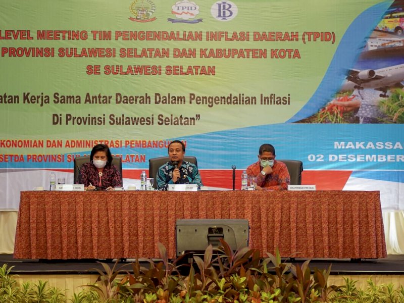 High Level Meeting Tim Pengendalian Inflasi Daerah (TPID) Provinsi Sulawesi Selatan di Hotel Grand Claro Makassar, Kamis (2/12/2021).