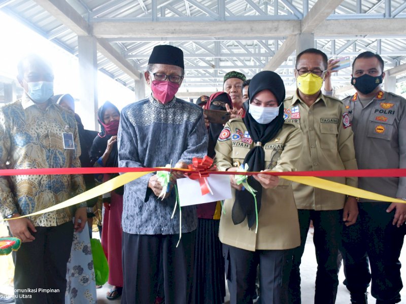 Bupati Luwu Utara Indah Putri Indriani meresmikan Pasar Smart Rakyat Salulemo, Kamis (3/12/2021). 
