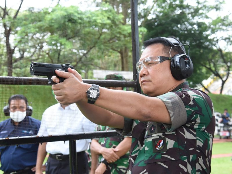 Kepala Staf Angkatan Darat (Kasad) Jenderal TNI Dudung Abdurachman mencoba salah satu senjata produksi PT Pindad, mengunjungi PT Pindad, Sabtu (4/12/2021).