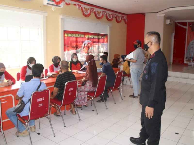 Pendafaran vaksinasi Covid-19 di Mako Brimob Bone, Jalan MH Thamrin, Watampone, Minggu (5/12/2021).