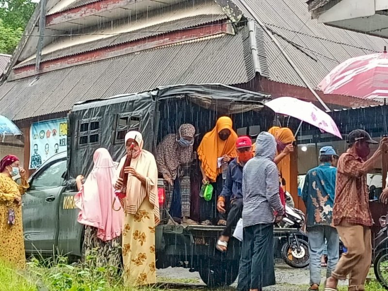 Kodim1409/Gowa melakukan antar jemput warga untuk mempercepat vaksinasi.