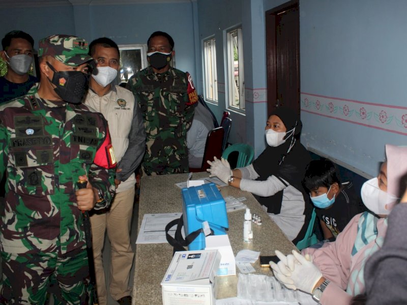 Dandim 1409/Gowa Letkol Inf Prasetyo Ari Wibowo memantau kesiapan nakes melakukan vaksinasi.